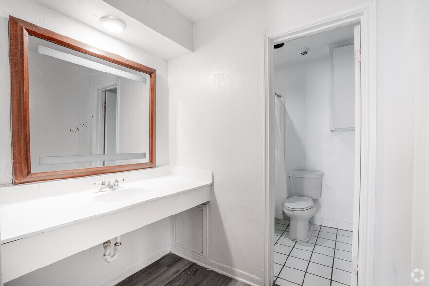 More Photos Of 8700 Gulf Fwy, Houston Hotel For Sale