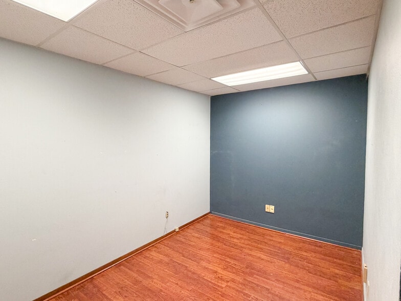 More Photos Of 3850 South Fwy, Fort Worth Flex For Sale