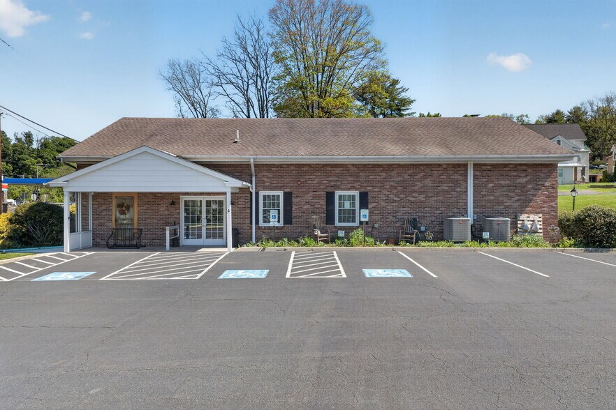 More Photos Of 101 Walnut St, Green Lane Bank For Sale