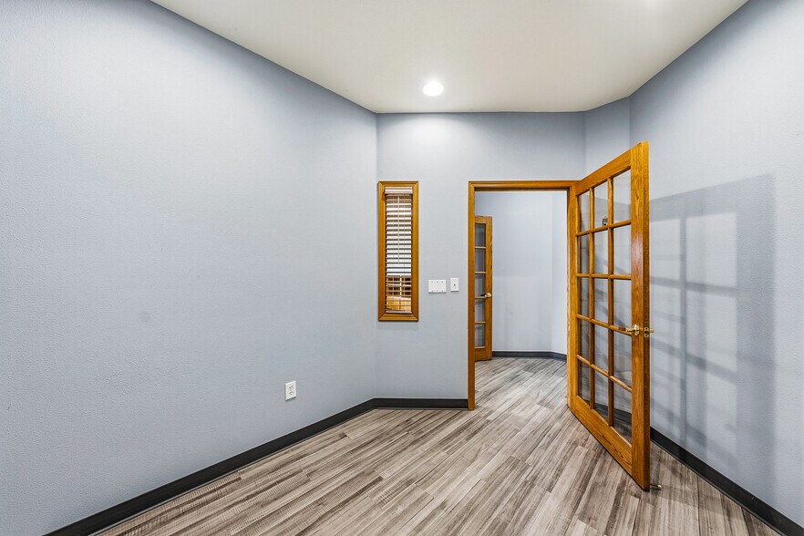 More Photos Of 925 Town Centre Dr, Medford Medical For Lease