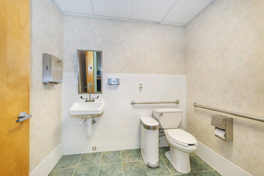 More Photos Of 504 Hamburg Tpke, Wayne Medical For Sale