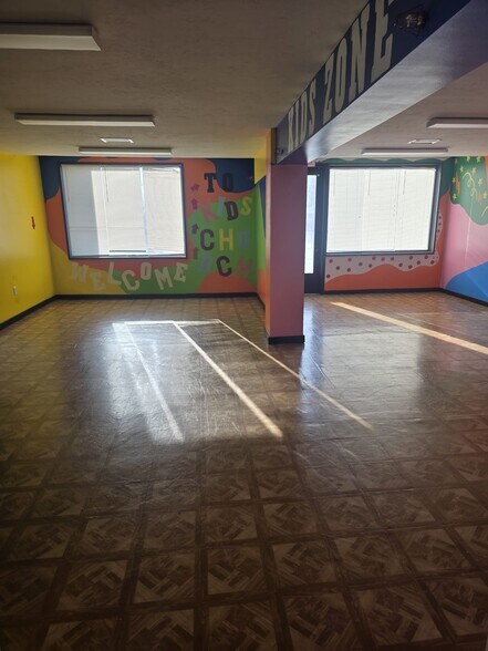 More Photos Of 801 8th Ave W, Palmetto Showroom For Lease