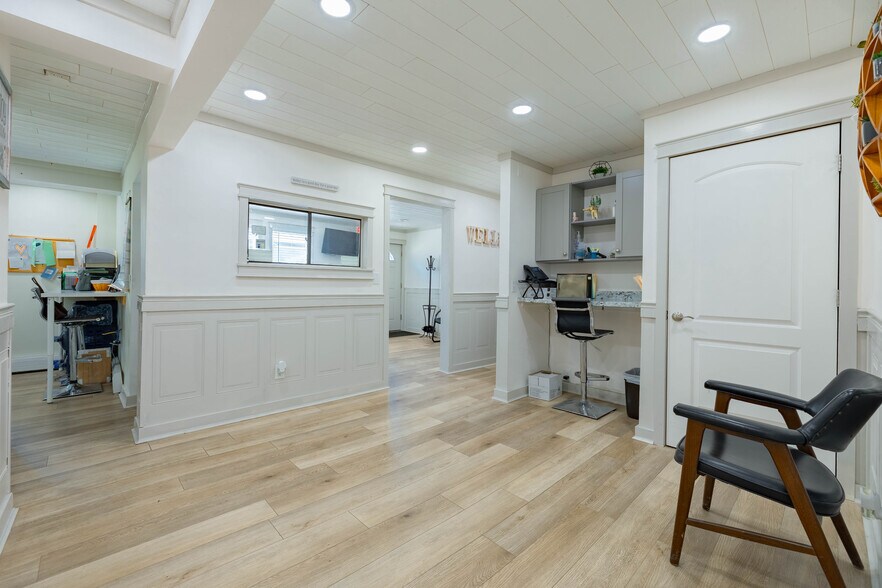 More Photos Of 256 N Wellwood Ave, Lindenhurst Office For Lease