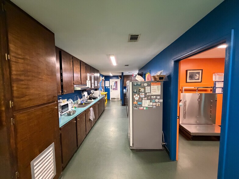 More Photos Of 162 Enzor Rd, Troy Office For Sale