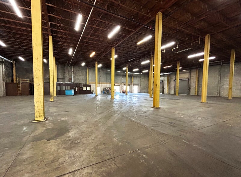 More Photos Of 2030 N Columbia Blvd, Portland Manufacturing For Lease