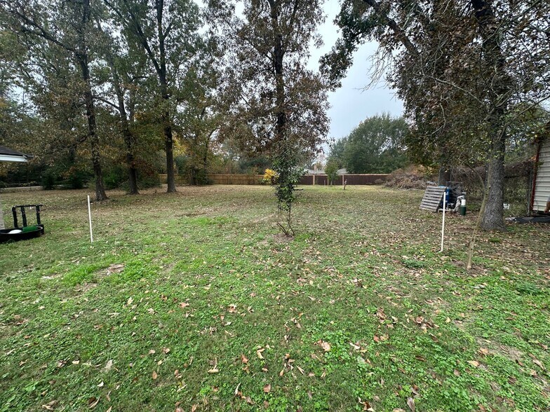 More Photos Of 2043 Cherry Laurel Dr, Spring Office For Lease