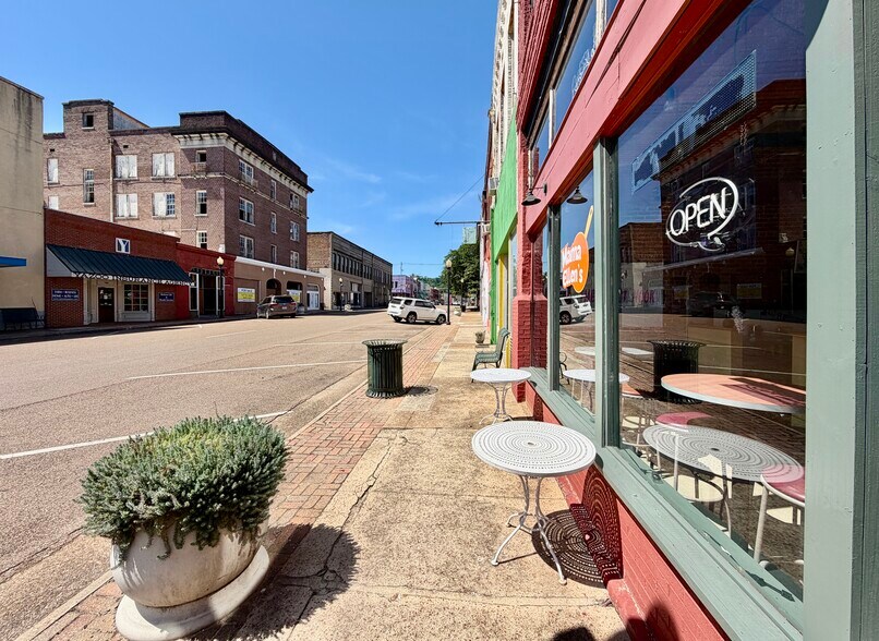 More Photos Of 100 S Main St, Yazoo City Flex For Sale