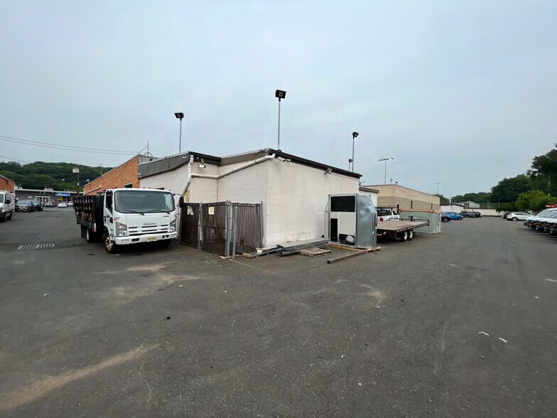 More Photos Of 55 Thomas Rd N, Hawthorne Manufacturing For Lease