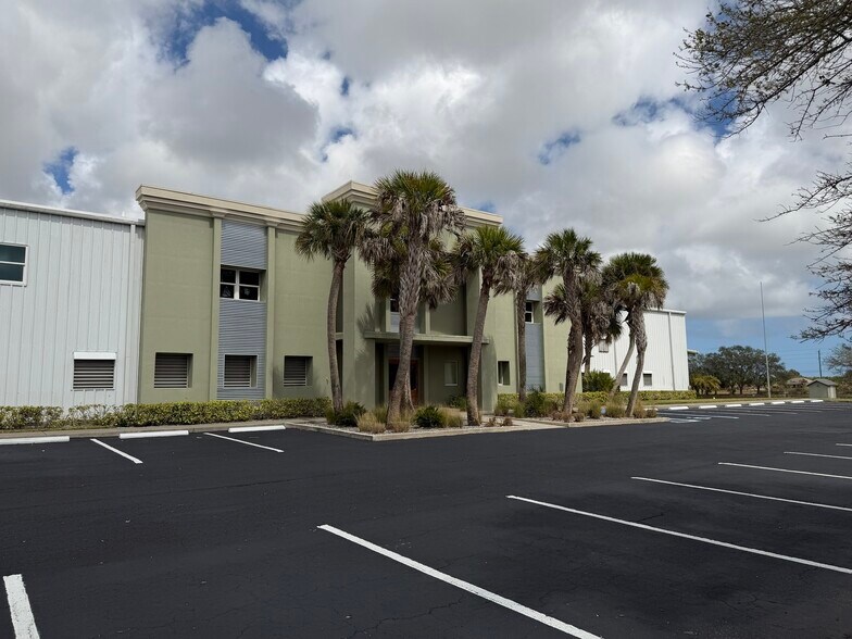More Photos Of 625 66th Ave SW, Vero Beach Manufacturing For Sale