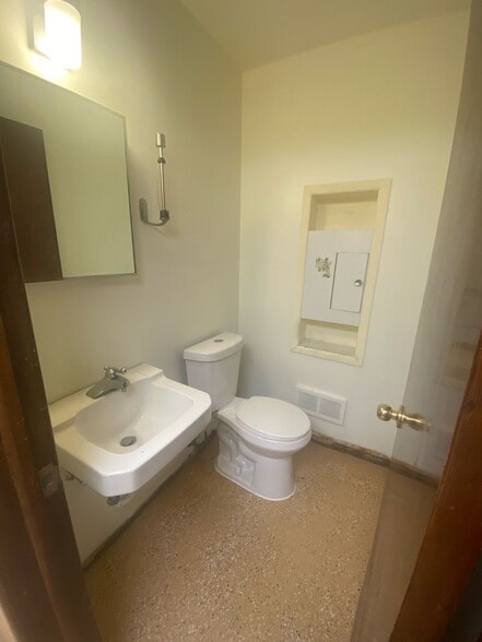 More Photos Of 26684 Grand River Ave, Redford Veterinarian Kennel For Sale