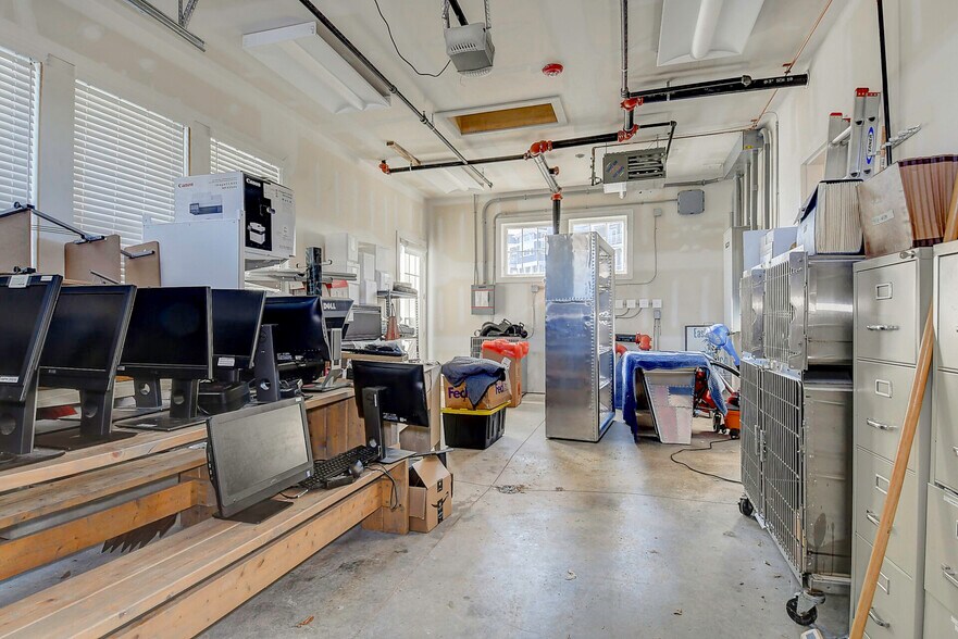 More Photos Of 9650 Shore Dr, Norfolk Veterinarian Kennel For Sale