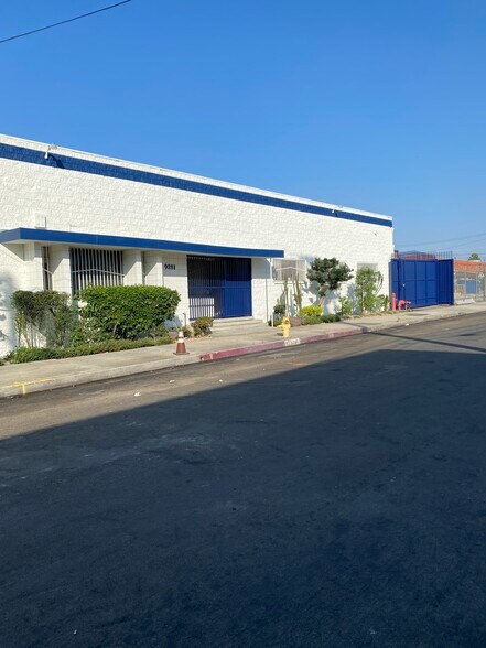 Primary Photo Of 9281 Borden Ave, Sun Valley Unknown For Lease