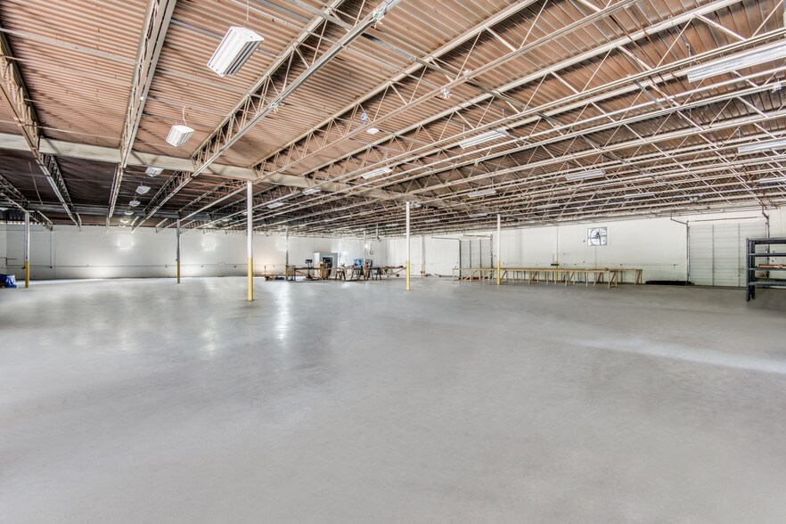 More Photos Of 13840 Denton Dr, Farmers Branch Warehouse For Lease