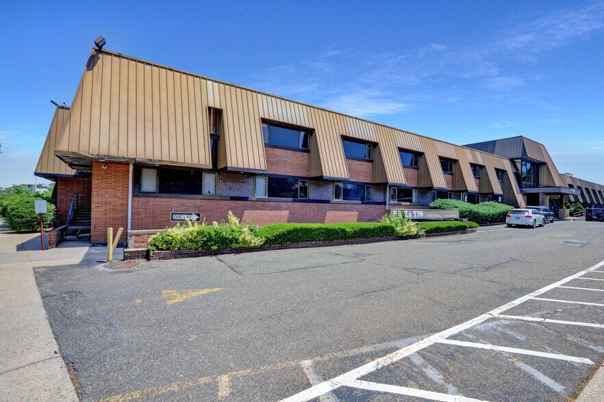 More Photos Of 230 Hilton Ave, Hempstead Medical For Sale
