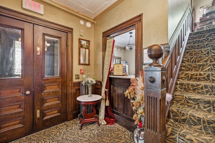 More Photos Of 41 Pleasant St, Woodstock Hospitality For Sale