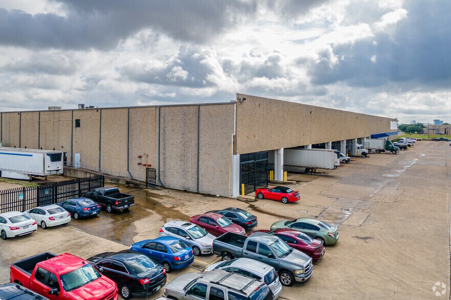 More Photos Of 119 Regal Row, Dallas Warehouse For Lease
