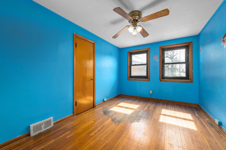 More Photos Of 5203 Turney Rd, Garfield Heights Bar For Sale
