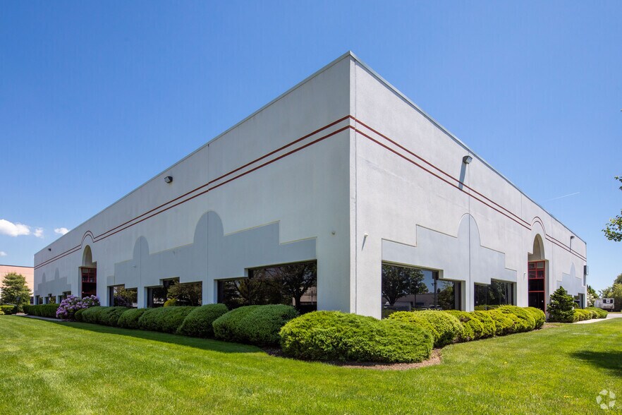 More Photos Of 115 Bi-County Blvd, Farmingdale Warehouse For Lease