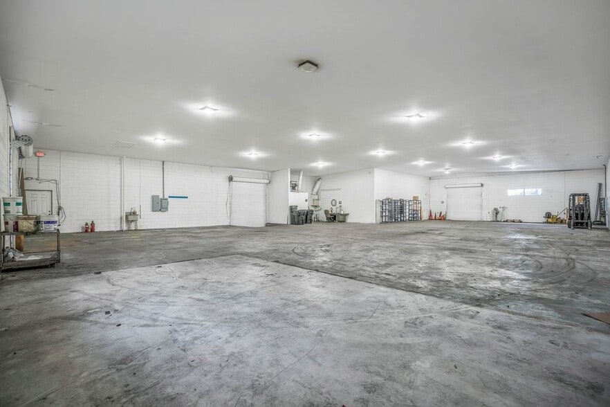 More Photos Of 103 Highland St, Orange City Warehouse For Sale