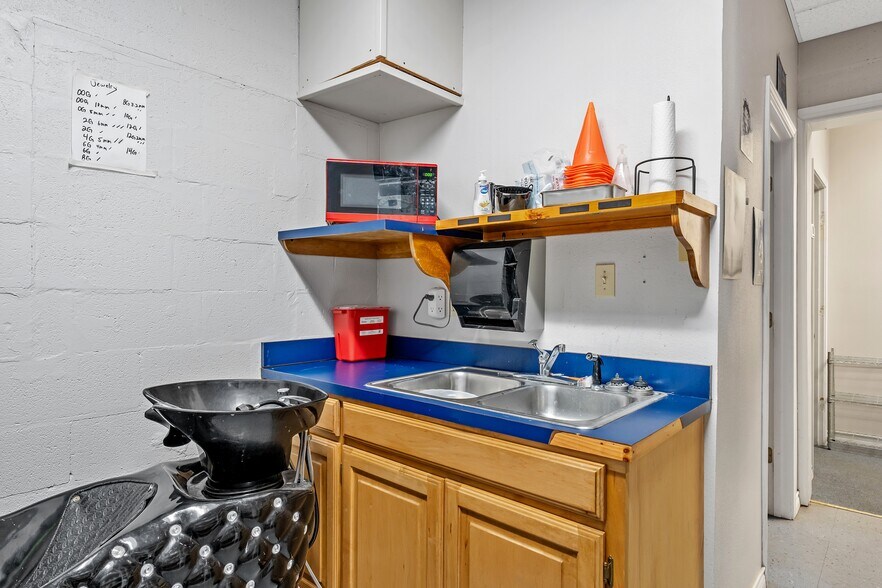More Photos Of 214 N Newsom St, Mineola Office For Sale