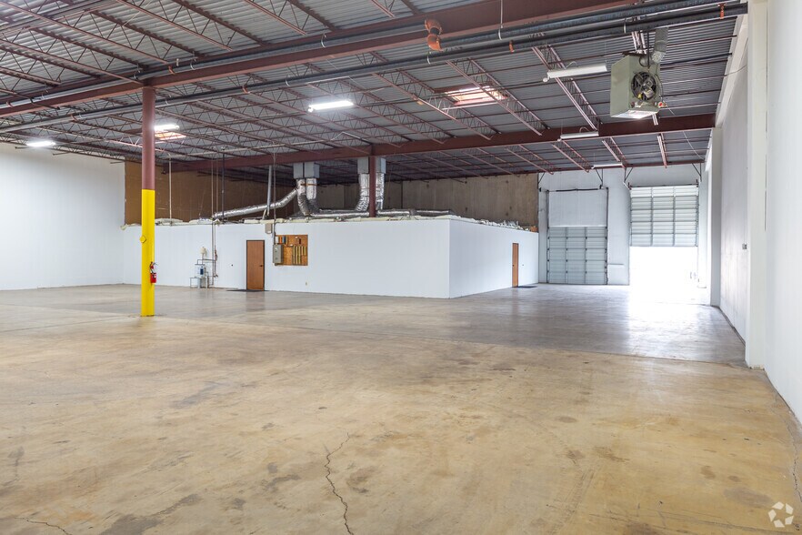 More Photos Of 2515 Willowbrook Rd, Dallas Warehouse For Lease