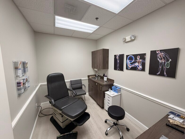 More Photos Of 670 Glades Rd, Boca Raton Medical For Sale