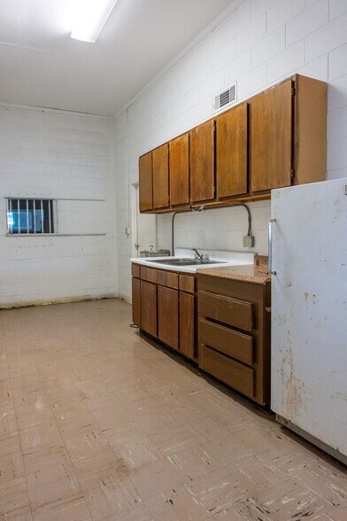 More Photos Of 214 S Church St, Dublin Flex For Sale