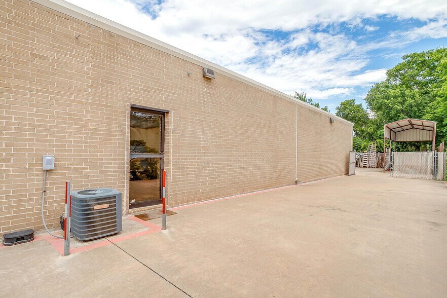 More Photos Of 110 Gotcher Ave, Lake Dallas Warehouse For Sale