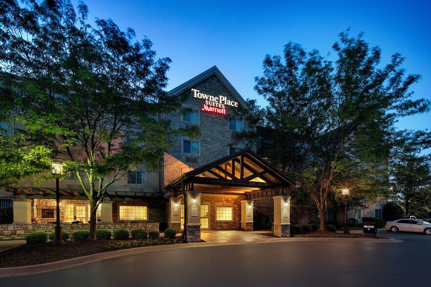 More Photos Of 3100 SE 14th St, Bentonville Hotel For Sale
