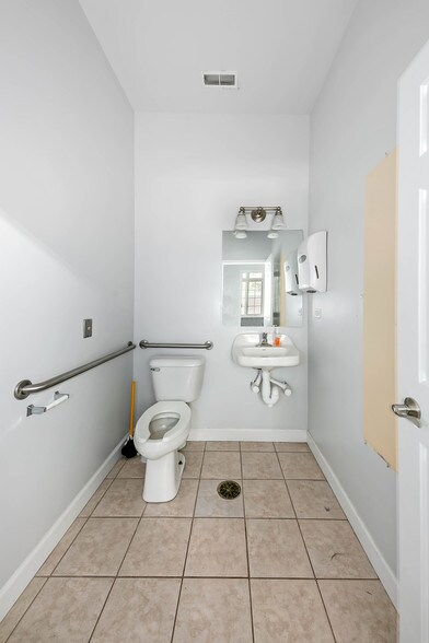 More Photos Of 2551 W Division St, Joliet Office For Lease