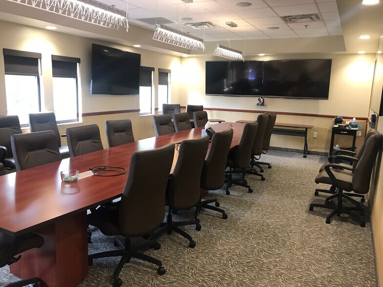 More Photos Of 121 Saint Andrews Ct, Mankato Medical For Lease