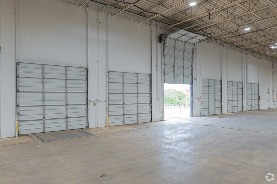 More Photos Of 2424 N Westmoreland Rd, Dallas Manufacturing For Sale