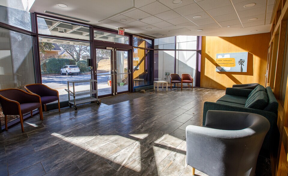 More Photos Of 3516 Covington Hwy, Decatur Office For Sale