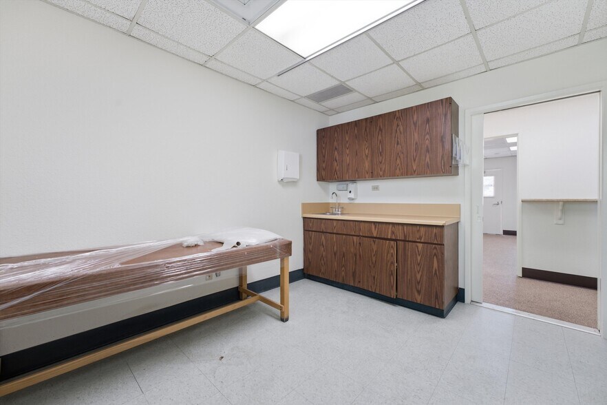More Photos Of 44725 10th St W, Lancaster Medical For Lease