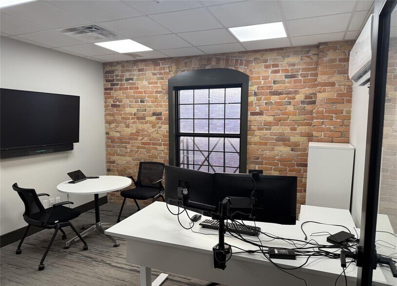 More Photos Of 46-58 Chatham St W, Windsor Office For Lease