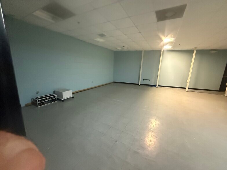 More Photos Of 911 N Frio St, San Antonio Manufacturing For Lease