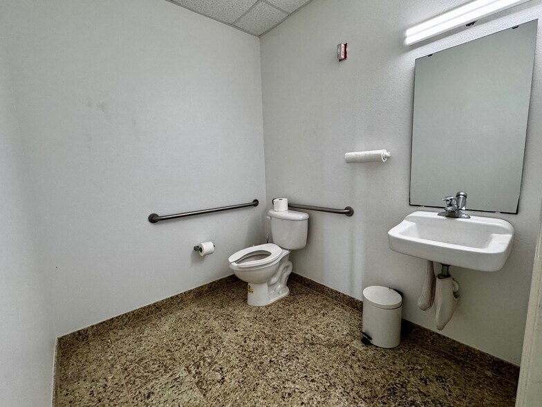 More Photos Of 8251-8259 Blaikie Ct, Sarasota Light Manufacturing For Lease