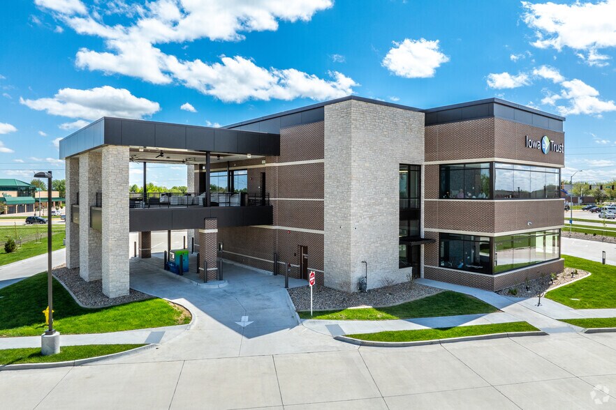 More Photos Of 15591 Hickman Rd, Clive Bank For Sale