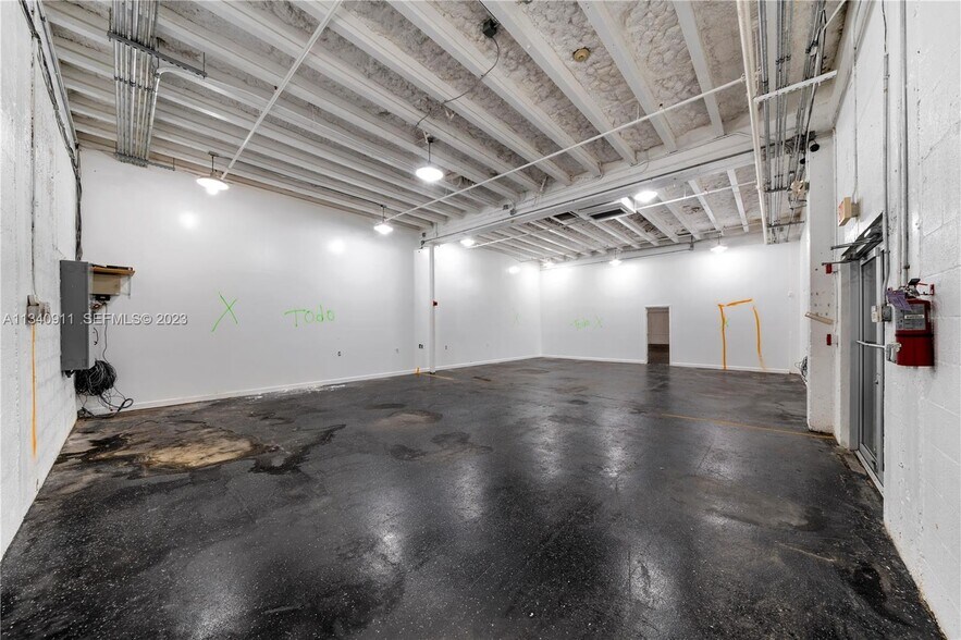 More Photos Of 2585 NW 21st Ter, Miami Warehouse For Lease