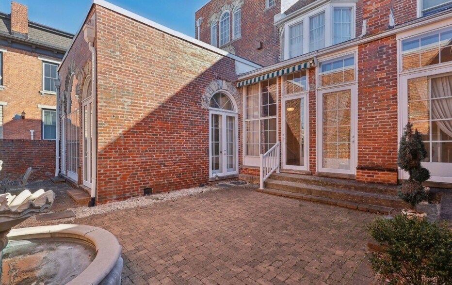 More Photos Of 118 S Walnut St, Troy Showroom For Sale