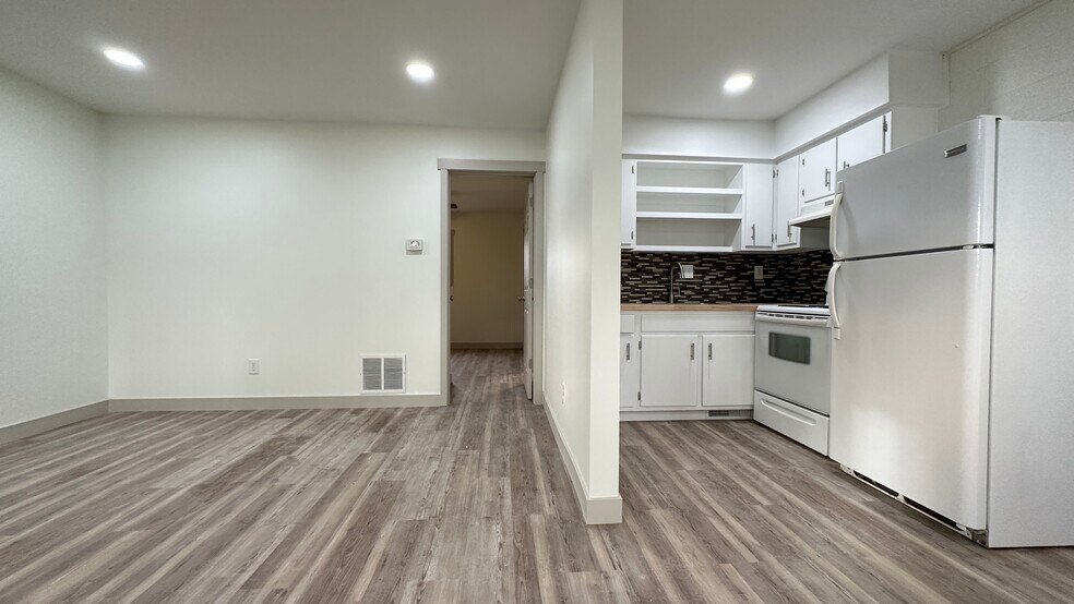 More Photos Of 326 W Kenwood Dr, Bloomington Apartments For Sale