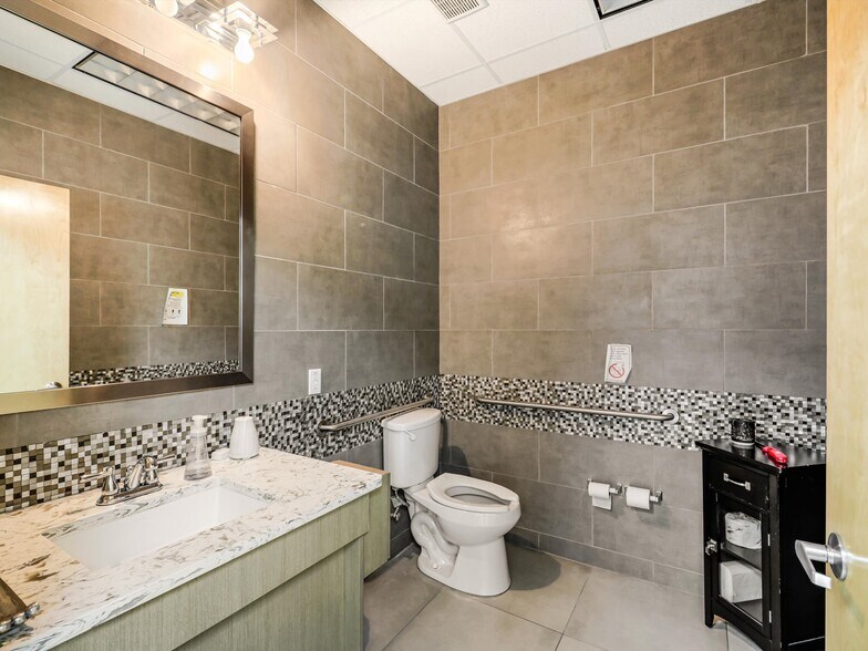 More Photos Of 7709 San Jacinto Pl, Plano Loft Creative Space For Sale