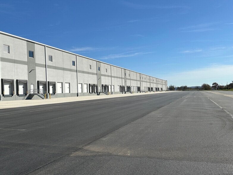 More Photos Of 116 Cameron St, Elizabethtown Distribution For Lease