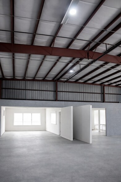 More Photos Of 7850 N Orange Blossom Trl, Orlando Warehouse For Lease