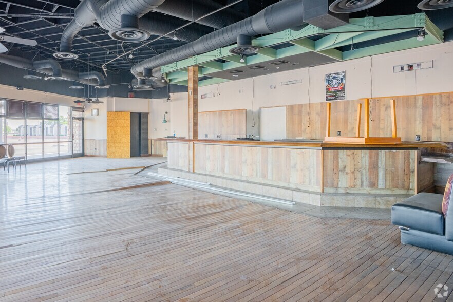 More Photos Of 9620 N Metro Pky W, Phoenix General Retail For Sale