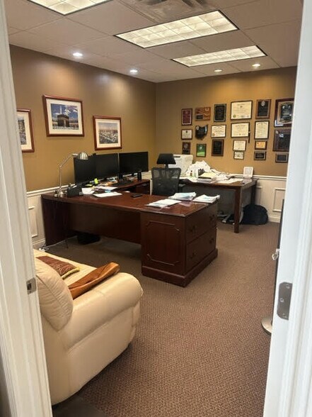 More Photos Of 7357 E Kemper Rd, Cincinnati Office For Sale