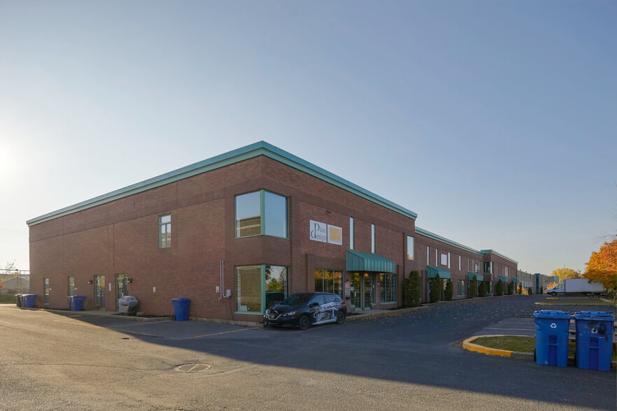 More Photos Of 874-896 Rue Jean-Neveu, Longueuil Warehouse For Lease