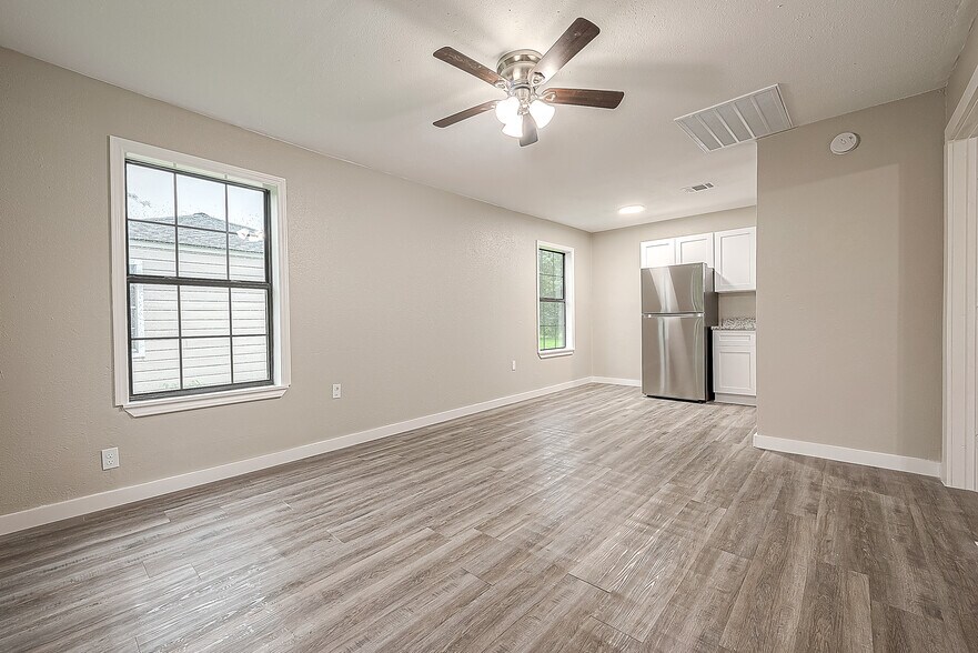 More Photos Of 2207 1/2 Cedar Bayou Rd, Baytown Apartments For Sale