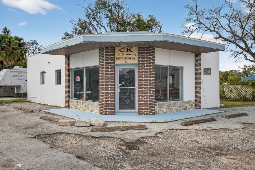 Primary Photo Of 1201 N Pinellas Ave, Tarpon Springs General Retail For Sale