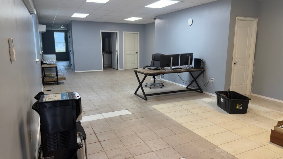 More Photos Of 2800 Delano St, Pensacola Warehouse For Lease